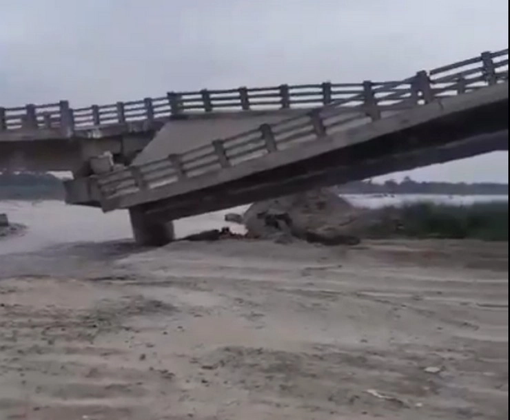Bihar Bridge Collapsed : उद्घाटन से पहले ही भरभराकर गिरा बकरा नदी पर बना पुल, पानी में समा गए 12 करोड़ - Bridge collapsed in Bihar Araria district