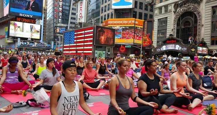 न्यूयॉर्क के टाइम्स स्क्वायर पर लोगों ने किया योग, 10 हजार लोगों ने की शिरकत
