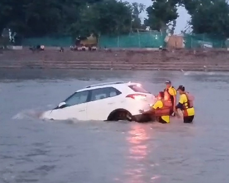 सूखी गंगा में नाव की तरह बह गई कारें, मूसलधार बारिश से जनजीवन अस्त-व्यस्त - Heavy rain in Uttar Pradesh and Uttarakhand