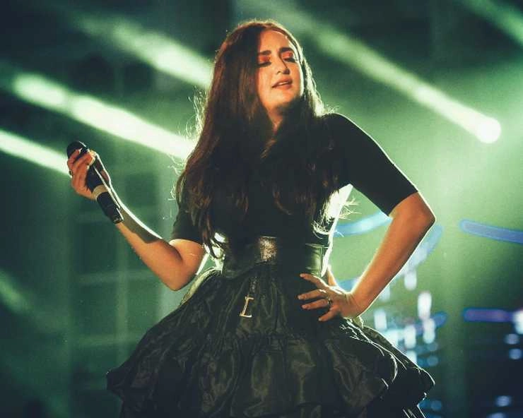 man misbehaves with monali thakur during live concert - man misbehaves with monali thakur during live concert