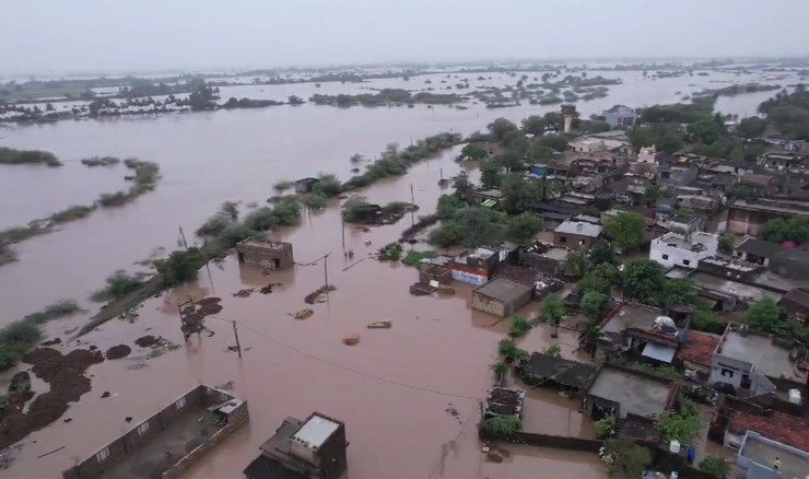 गुजरात के जूनागढ़ में बारिश से हाहाकार, बरसा 12 इंच पानी, निचले इलाकों में भरा पानी - Record rainfall in Junagadh, Gujarat : Schools closed, rivers overflowing