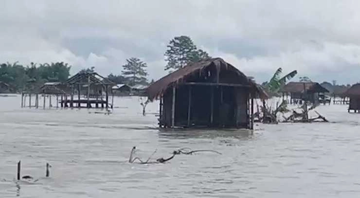 Flood in Assam: असम में बाढ़ की स्थिति गंभीर, 6.71 लाख लोग प्रभावित, 13 मछुआरों को बचाया - Flood situation critical in Assam