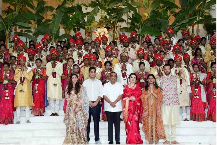 गरीब कन्याओं के विवाह से शुरू हुआ अंबानी परिवार का शादी समारोह - Ambani family's wedding ceremony started with the marriage of poor girls