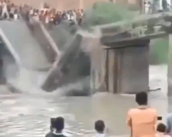 बिहार में 3 और पुल गिरे, 15 दिन में 9 पुलों ने ली जल समाधि - 9 bridges collapsed in Bihar in 15 days