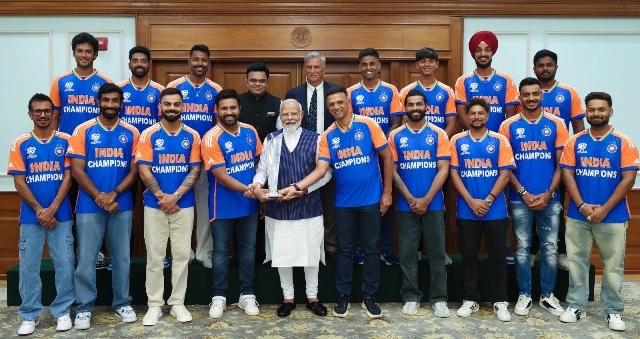प्रधानमंत्री मोदी से मिलने के लिए Team India ने पहनी खास जर्सी, जानें क्या हैं विशेषताएं - team india wear special jersey to meet pm narendra modi, suryakumar yadav shares photo