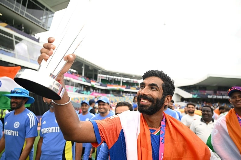 T20I World Cup के मैन ऑफ द टूर्नामेंट जसप्रीत बुमराह अब बने Player of the Month - Jasprit Bumrah wins ICC player of the Month Award
