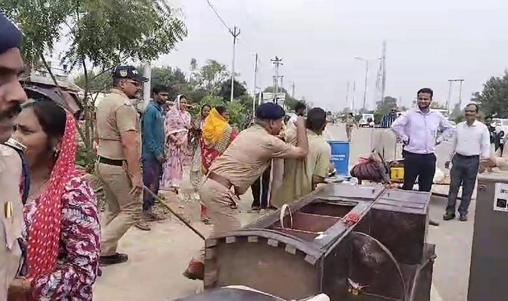 सुप्रीम कोर्ट के आदेश 40 घरों को गिराने पहुंची टीम, पुलिस ने महिला को धक्का देकर हाईवे पर गिराया - PWD Team arrived to demolish 40 houses as per Supreme Courts order Rudrapur