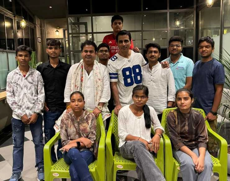 Sonu Sood meets Uttarakhands board exam toppers screens Fateh trailer exclusively for them - Sonu Sood meets Uttarakhands board exam toppers screens Fateh trailer exclusively for them