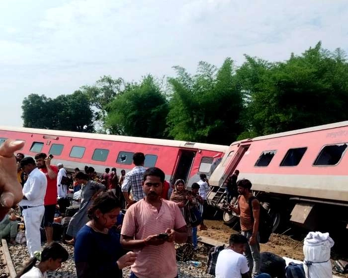 रेलवे का दावा, गोंडा में हादसे से पहले सुनी गई धमाके की आवाज - Railways claim that sound of explosion was heard before accident in Gonda