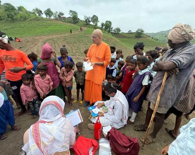 रामकृष्ण मिशन इंदौर ने किए नर्मदा डूब क्षेत्र में राहत कार्य, बच्चों को भेंट कीं कपड़े और मिठाइयां - Ramakrishna Mission Indore did relief work in Narmada flood area