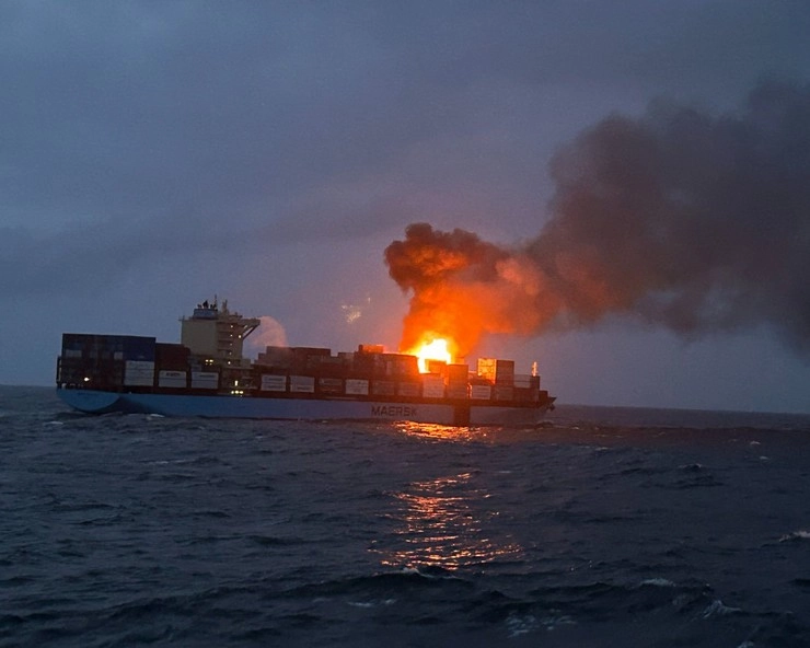 गोवा के पास कार्गो कंटेनर शिप में भीषण आग, मुंदरा से श्रीलंका जा रहा था जहाज - Cargo ship catches fire off Goa coast