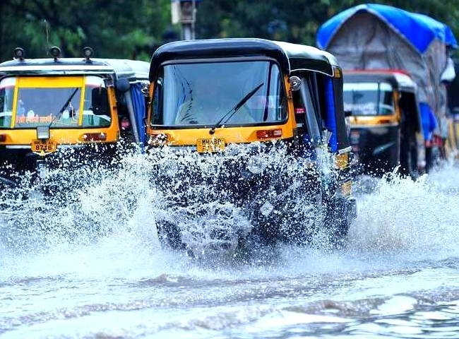 मुंबई में 24 घंटे में 200 मिमी बारिश, समुद्र में ऊंची लहरें उठने की चेतावनी - 200 mm rain in Mumbai in 24 hours, warning of high waves in sea