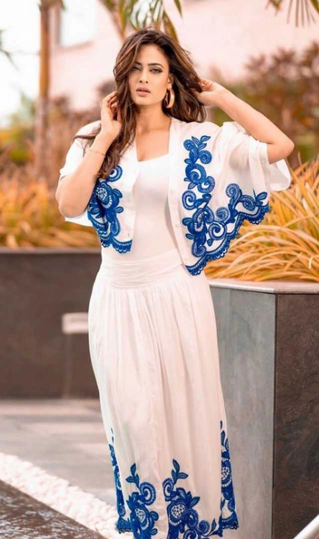43 year old shweta tiwari looks beautiful in white dress photos goes viral - 43 year old shweta tiwari looks beautiful in white dress photos goes viral
