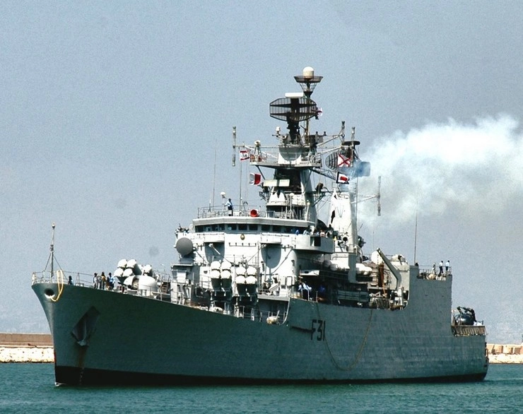 INS Brahmaputra पर लगी आग, 1 सैनिक लापता, क्या बोली नौसेना - INS Brahmaputra damaged as fire breaks out aboard ship, junior sailor missing