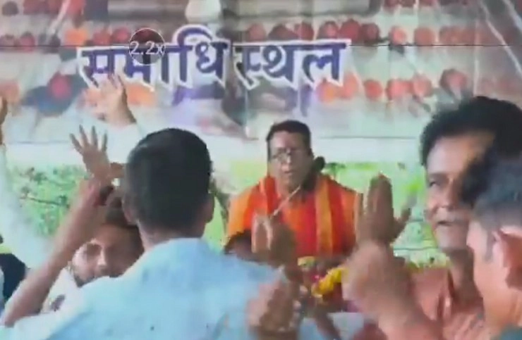 video : MP के प्रसिद्ध कथावाचक की मंच पर मौत, भजनों पर थिरकते रहे श्रद्धालु - MP famous kathavachak dies of heart attack devotees kept dancing to the tune of bhajans gopal krishna maharaj