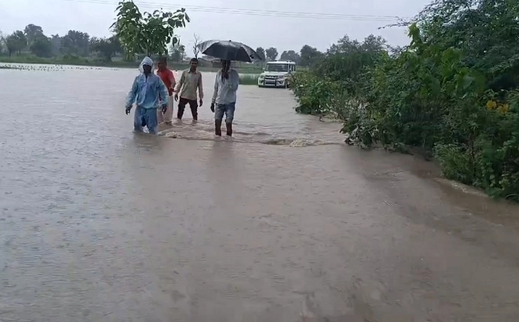 gujarat rains : गुजरात में भारी बारिश से तबाही का तांडव, 3 की मौत, नदियां खतरे के निशान के ऊपर, NDRF ने 400 लोगों को बचाया - Heavy rain in Gujarat