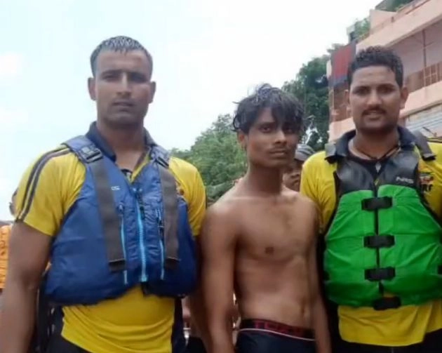 कौन हैं आशिक अली, जिन्होंने बचाई गंगा में डूब रहे कावड़िए मोनू सिंह की जान - who is ashiq ali save life of kanwariya monu singh