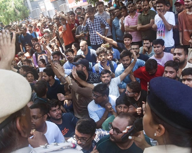 दिल्ली कोचिंग सेंटर हादसा : प्रदर्शन कर रहे छात्रों को हिरासत में लिया, मुआवजे की कर रहे थे मांग - Delhi coaching center incident case