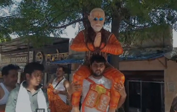 Kanwar Yatra :  कावड़ में मोदी-योगी की दीवानगी, स्टेच्यू और प्रतिमा के साथ यात्रा - Kanwar Yatra Uttar Pradesh Prime Minister Narendra Modi, Chief Minister Yogi Adityanath