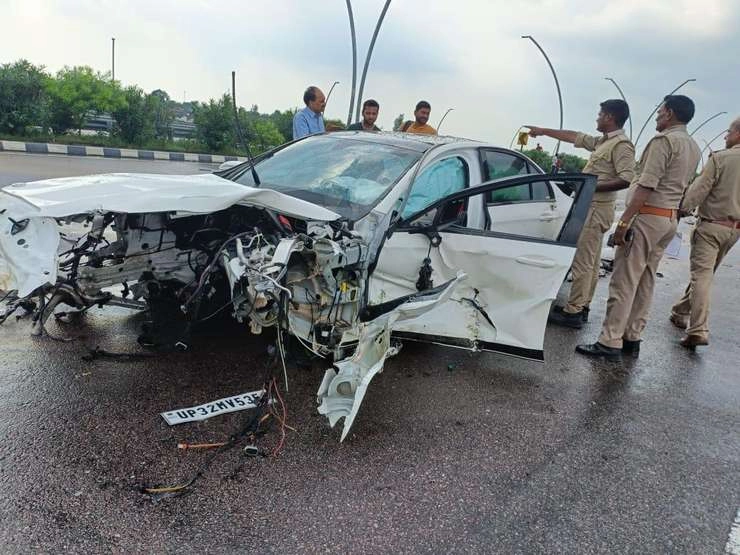 UP के कैबिनेट मंत्री नंद गोपाल नंदी के बेटे-बहू का एक्सीडेंट, आगरा-लखनऊ एक्सप्रेसवे पर उड़े मर्सिडीज कार के परखच्चे - UP cabinet minister Nand Gopal Nandi's son and daughter-in-law met with an accident