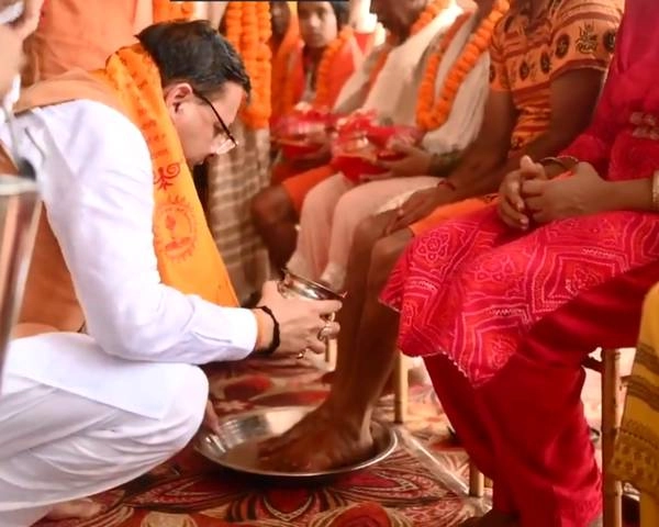 उत्तराखंड के मुख्‍यमंत्री धामी ने हरिद्वार में कांवड़ियों के चरण पखारे - Chief Minister Dhami washed the feet of Kanwariyas in Haridwar