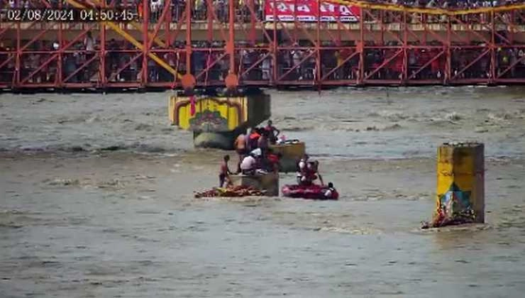 गंगा का जलस्तर बढ़ने से हर की पैड़ी पर फंसे कावड़िए, आपदा राहत दल ने किया रेस्क्यू - Kanwariyas stranded at Har Ki Pauri in Haridwar