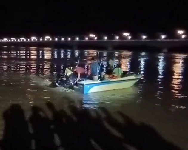 अयोध्या : सरयू नदी में नाव पलटी, 8 तीर्थयात्री सुरक्षित बाहर निकाले, एक युवती लापता - Boat capsized in Saryu river