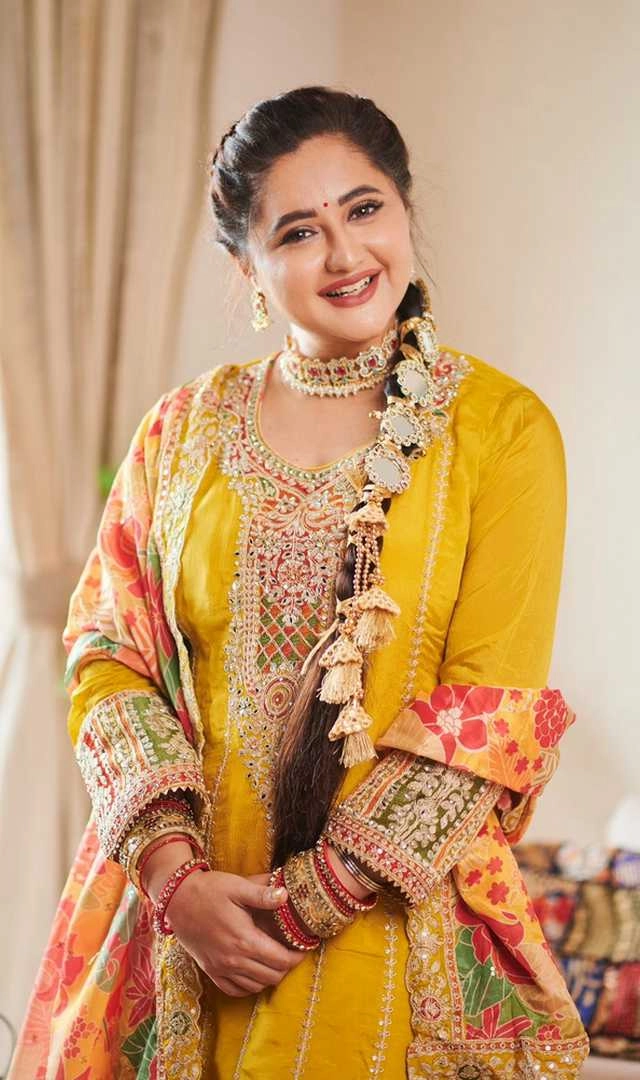 rashami desai look gorgeous in yellow suit photos goes viral - rashami desai look gorgeous in yellow suit photos goes viral