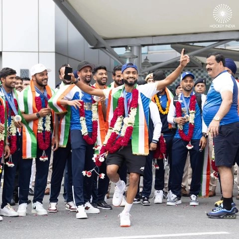 भारतीय हॉकी टीम के सदस्यों का स्वदेश लौटने पर भव्य स्वागत - Grand welcome for the members of the Indian hockey team on their return home