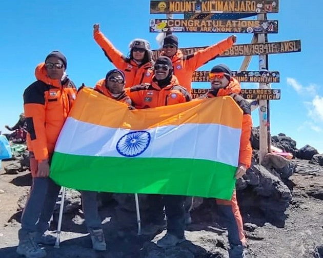 अफ्रीकी महाद्वीप की सबसे ऊंची चोटी पर फहराया तिरंगा, दिव्यांगजन अभियान दल ने रचा इतिहास - Tiranga hoisted on the highest peak of the African continent