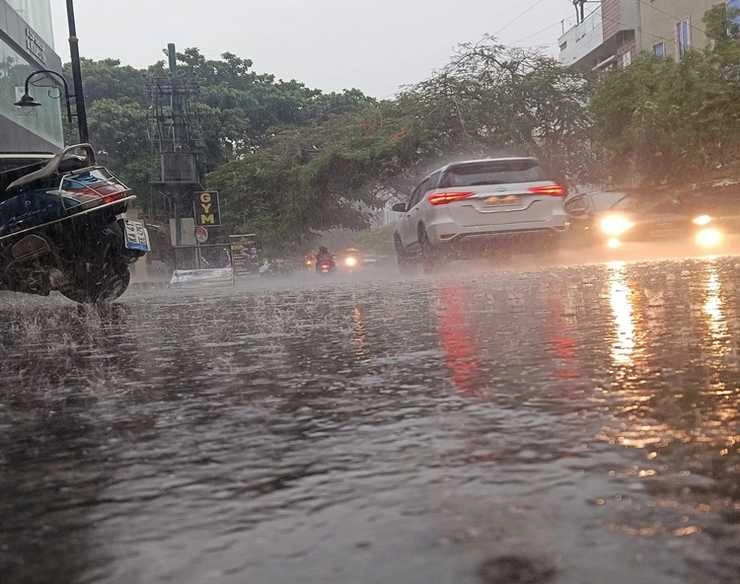 Heavy rain in Bengaluru: बेंगलुरु में बारिश के बाद जलभराव और यातायात जाम, कई अंडरपास भी जलमग्न - Waterlogging and traffic jam after rain in Bengaluru