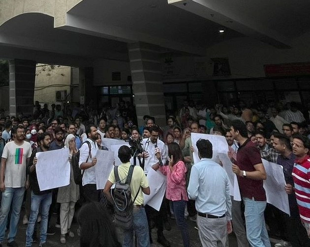 कोलकाता में डॉक्टर की हत्या, चौथे दिन भी हड़ताल जारी - Doctors strike continues for the fourth day in Kolkata