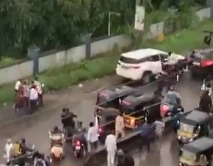 ठाणे में SUV ने 4 लोगों को घसीटने के आरोपी पर सरकार का बड़ा एक्शन