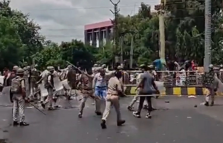 राजस्थान के भीलवाड़ा में तनाव, मंदिर में मिले पशुओं के अवशेष, पुलिस पर पथराव के बाद भीड़ पर लाठीचार्ज