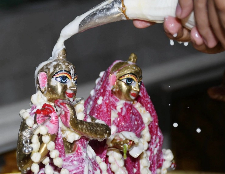 janmashtami 2024 : देशभर में धूमधाम से मनी जन्माष्टमी, श्रीकृष्ण के जयकारों से गूंजे मंदिर