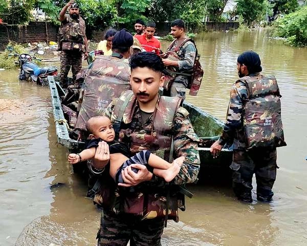 भारत: बाढ़ पीड़ितों की मदद के लिए WHO की ख़ास मुहिम