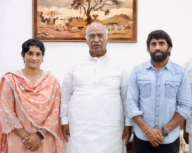 kharge with vinesh and bajrang punia