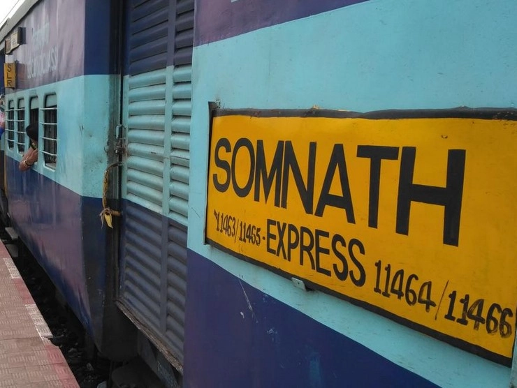 MP : पटरी से उतरे सोमनाथ एक्सप्रेस के डिब्बे, यात्रियों में मचा हड़कंप - Somnath Express Derails In Madhya Pradeshs Jabalpur