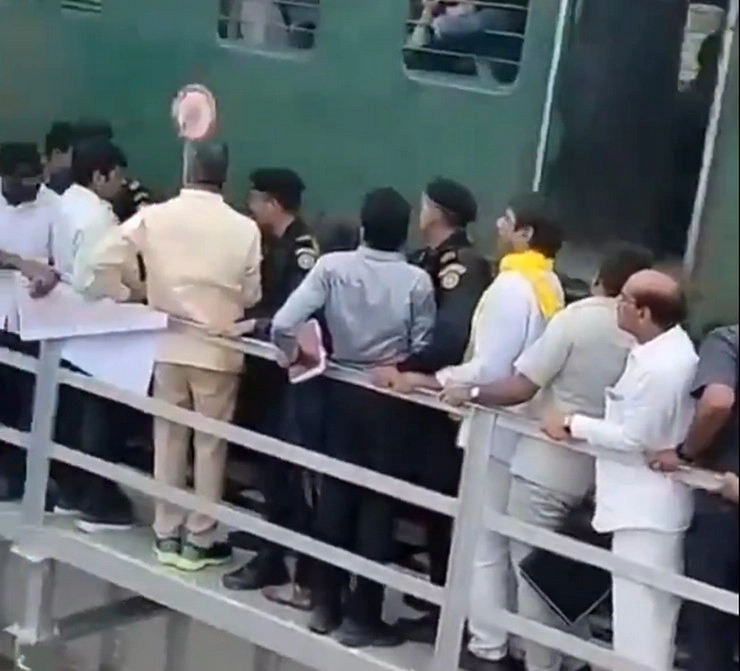 Train Video :  बाढ़ का जायजा लेने के दौरान रेलवे पुल पर बाल-बाल बचे CM Chandrababu Naidu - Andhra CM Chandrababu Naidus close encounter with train during flood inspection, Internet says