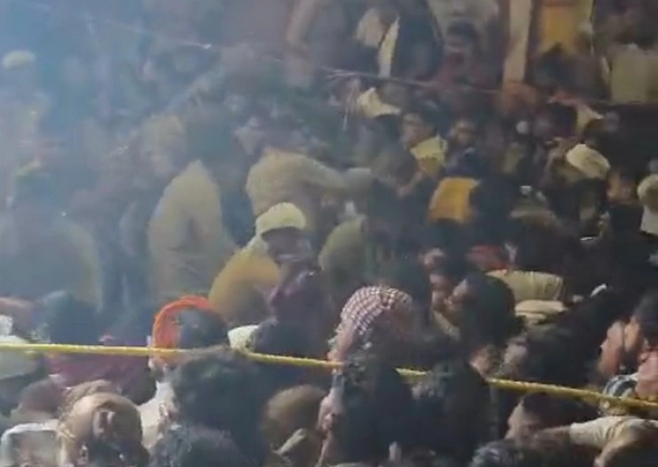 UP : बरसाने में राधाष्टमी पर भक्तों पर बरसीं लाठियां, वायरल हुआ वीडियो - Police lathicharged devotees in barsana