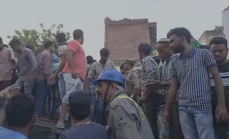 मेरठ में ढह गया तीन मंजिला मकान, 3 की मौत, रेस्क्यू ऑपरेशन जारी - building collapses in Meerut, several feared trapped