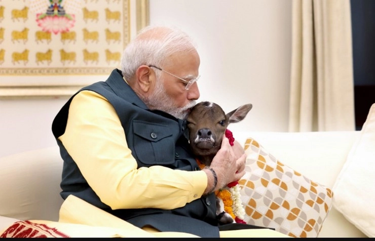 Video : PM मोदी के घर आया नया मेहमान, गले लगाकर खूब चूमा - PM Modi Spends Time With New Member At His Lok Kalyan Marg Residence