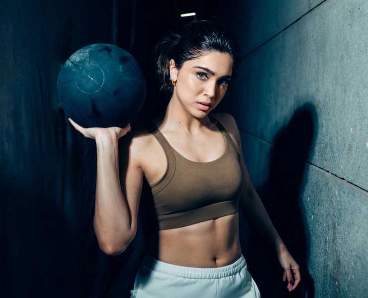 Alpha actress Sharvari sparks Monday motivation with ripped abs photos viral - Alpha actress Sharvari sparks Monday motivation with ripped abs photos viral