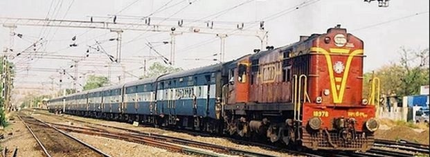 रेल पटरी पर पहाड़ का हिस्सा गिरा, सामने से आ रही थी ट्रेन - Bilaspur-Katni Mountain Train