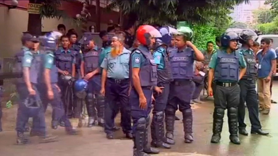 बांग्लादेशी ही थे ढाका के रेस्तरां पर हमला करने वाले - Dhaka attack