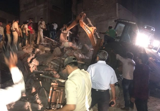 दर्दनाक हादसा : इंदौर में बस स्टैंड पर होटल ढही, 10 की मौत - Indore building collepsed, 10 dies