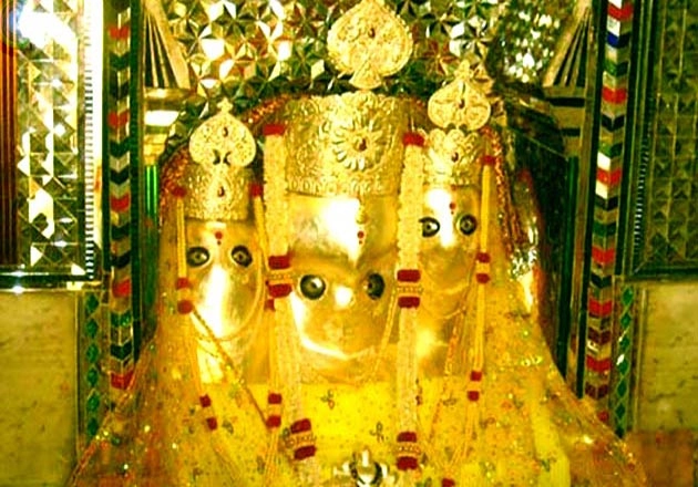 मां बगलामुखी देवी को क्यों कहते हैं पीताम्बरा, हल्दी की गांठ के सरल उपाय देंगे फल मनचाहा