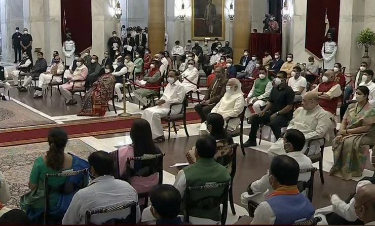 प्रधानमंत्री मोदी के मंत्रिमंडल में शामिल नए मंत्रियों में कई रहे हैं डॉक्टर, वकील और इंजीनियर - Many of the new ministers in the cabinet have been doctors, lawyers and engineers