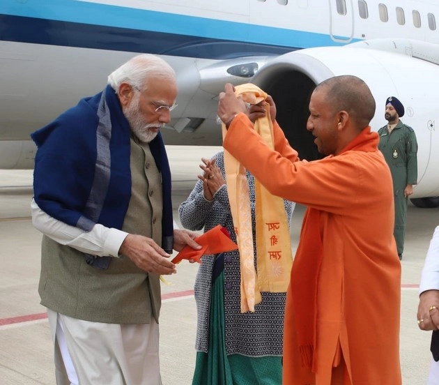 yogi welcomes modi in ayodhya