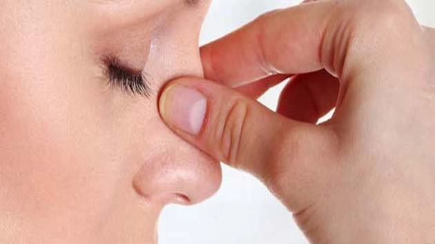 नाक में उंगली डालने वालों को हो सकती है गंभीर बीमारी - nose picking could put you at a risk of alzheimers and dementia